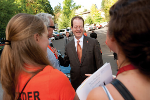 President Glassner greeting parents on move-in day.