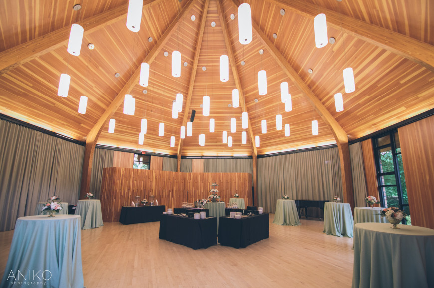 The Diane Gregg Pavilion is connected directly to the Agnes Flanagan Chapel and serves provides an elegant reception space for your guests. 