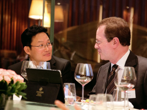 ￼Jun Ge JD '95 talks with President Glassner at the Shanghai alumni event.