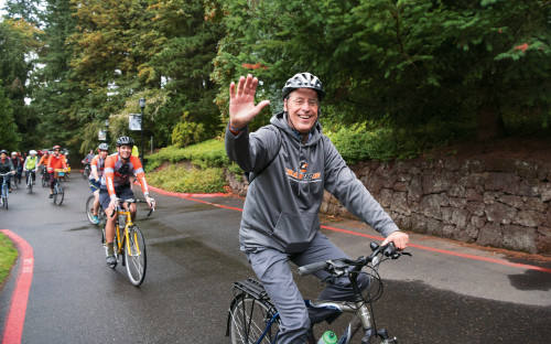 President Wiewel bikes to campus on his first day on the job.