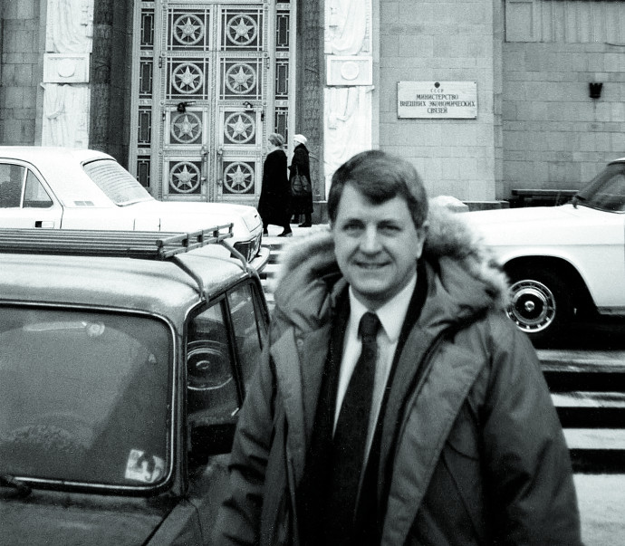Thomas Neff in front of the Soviet Ministry of Foreign Affairs in December 1991, just a week before the breakup of the U.S.S.R.