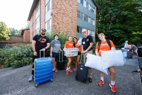 Students and President Wiewel assisting new students during move-in day.