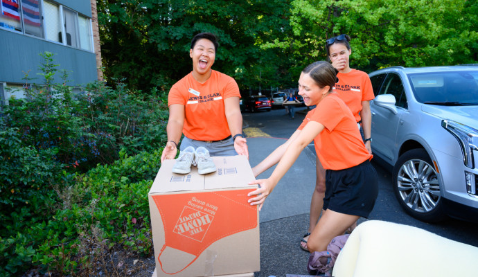 NSO student leaders help carry boxes for new students and their families.